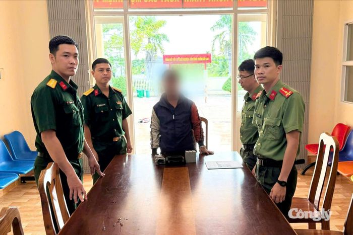 Công an xã An Thạnh phối hợp Ban Chỉ huy Quân sự xã tuyên truyền, vận động cá nhân sử dụng flycam khi chưa đảm bảo các điều kiện quy định của pháp luật.