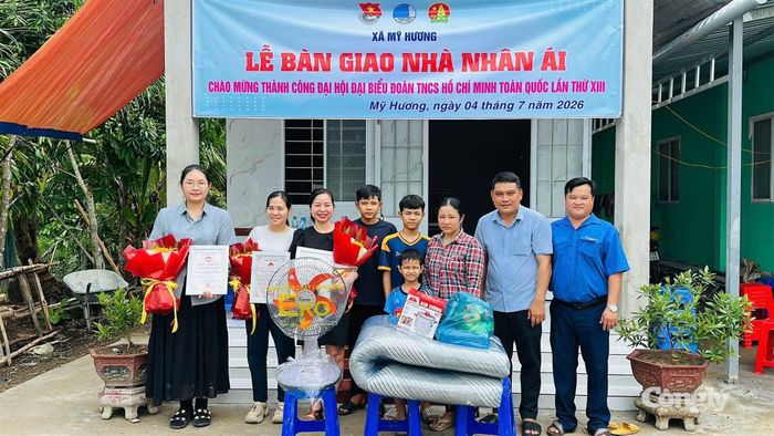 Lãnh đạo xã Mỹ Hương cùng các đơn vị trao nhà nhân ái và quà tặng cho hộ có hoàn cảnh khó khăn, góp phần thực hiện hiệu quả công tác an sinh xã hội trên địa bàn.