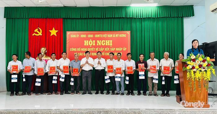Lãnh đạo xã Mỹ Hương trao quyết định thành lập các ấp sau sắp xếp đơn vị hành chính, góp phần kiện toàn tổ chức bộ máy ở cơ sở.