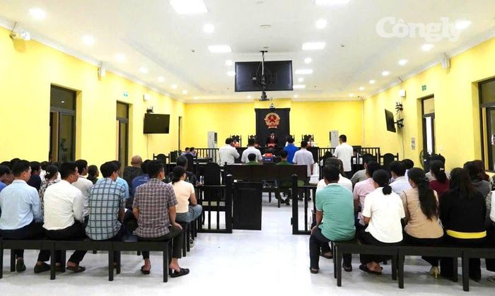 Quang cảnh phiên tòa