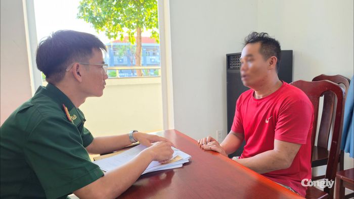 Cán bộ Đồn Biên phòng Phước Tỉnh lấy lời khai thuyền viên N.V.H.