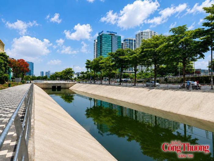 Hệ thống mương tiêu thoát nước mới được xây dựng đồng bộ góp phần nâng cao năng lực thoát nước, giảm nguy cơ úng ngập tại khu vực đường Xuân Tảo.