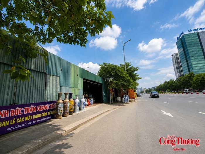 Nhiều công trình vi phạm các quy định của pháp luật về đất đai và trật tự xây dựng bên đường Xuân Tảo. Ảnh chụp tháng 4/2025