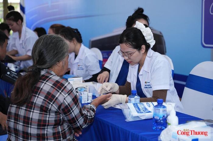 Chương trình "Hành trình sức khỏe vì một Việt Nam khỏe mạnh" hưởng ứng tinh thần Nghị quyết 72-NQ/TW của Bộ Chính trị, nâng cao chăm sóc và bảo vệ sức khỏe người dân.