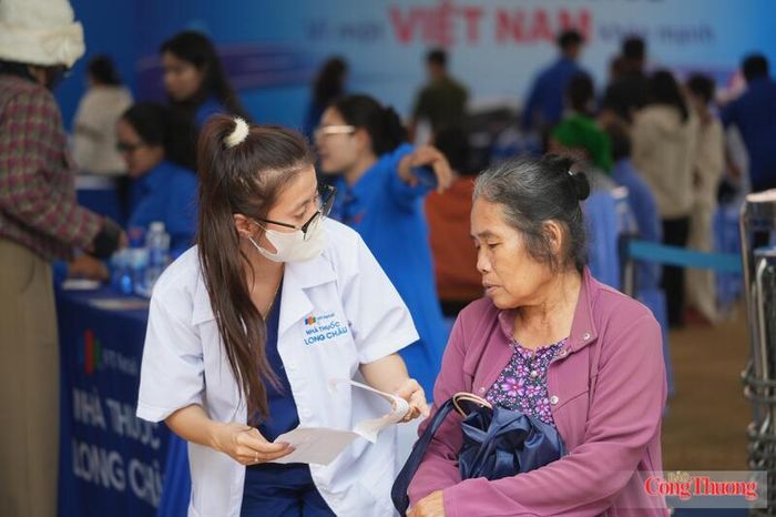Không chỉ phát thuốc miễn phí, đội ngũ dược sĩ Long Châu còn tư vấn sử dụng thuốc đúng cách, đúng chỉ định cho người dân.