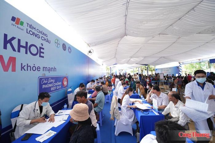 Hơn 1.000 người dân có hoàn cảnh khó khăn được khám bệnh, tư vấn sức khỏe và cấp phát thuốc miễn phí tại chương trình.