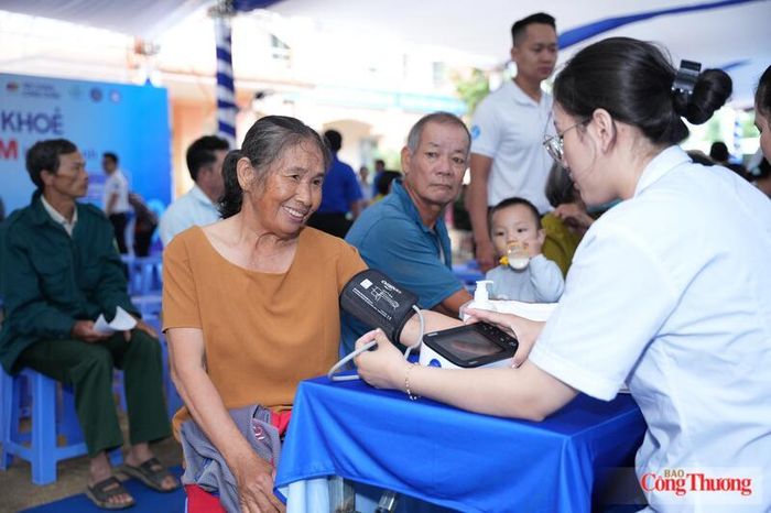 Các chuyên viên y tế hỗ trợ người dân kiểm tra nhiều chỉ số sức khỏe quan trọng.