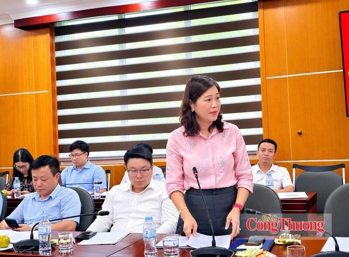 Đại diện Chi bộ Ủy ban Cạnh tranh Quốc gia tham gia đóng góp ý kiến tham luận tại hội nghị.