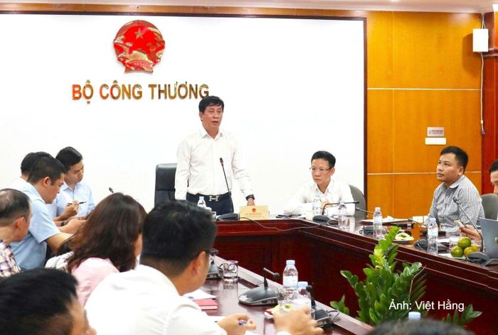 Đồng chí Phan Văn Bản, Phó Bí thư chuyên trách, Chủ nhiệm Ủy ban Kiểm tra Đảng ủy Bộ Công Thương chủ trì hội nghị. Ảnh: Việt Hằng