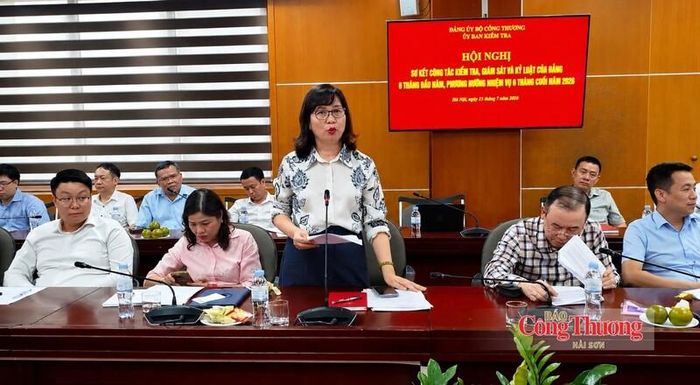 Đại diện Chi bộ Vụ Tài chính, Kế hoạch và Quản lý doanh nghiệp đóng góp ý kiến tham luận tại hội nghị.
