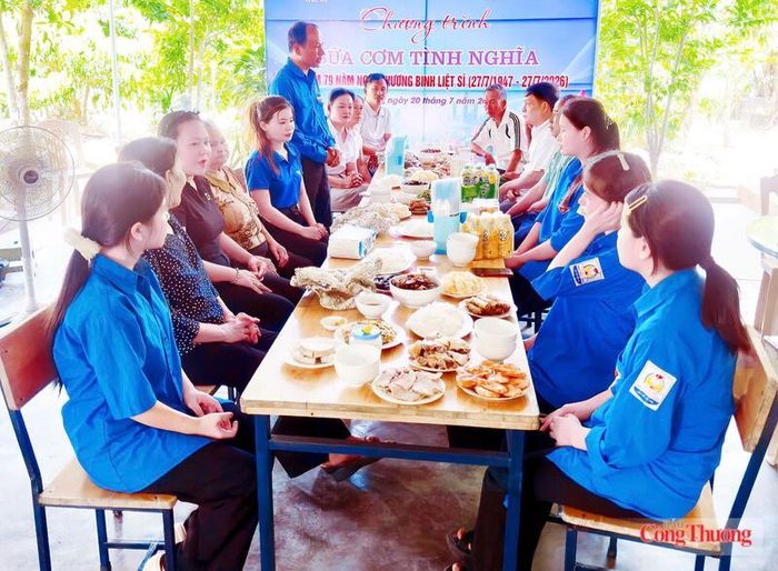 Bữa cơm được diễn ra tại ngôi nhà của bà Phạm Thị Lan (xã Mai Phụ) người đang thờ cúng Mẹ Việt Nam Anh hùng Phạm Thị Bét, liệt sĩ Trần Quốc Sử (chồng) và liệt sĩ Phạm Văn Lam (em ruột).