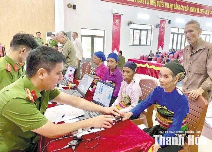Công an tỉnh Thanh Hóa thu nhận mẫu ADN của thân nhân liệt sĩ. Ảnh: Hoàng Lan