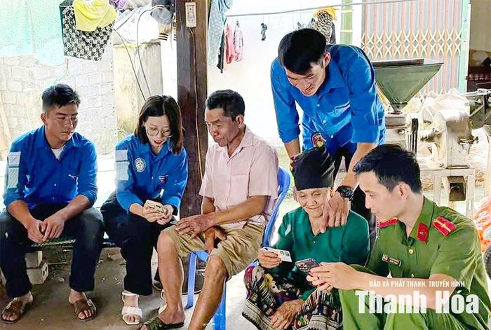 “Đội Bình dân học vụ số lưu động” xã Pù Nhi hướng dẫn người dân truy cập dịch vụ công trực tuyến.