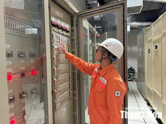 Nhân viên kiểm tra tình trạng thiết bị, bảo đảm các tổ máy luôn trong trạng thái sẵn sàng vận hành.