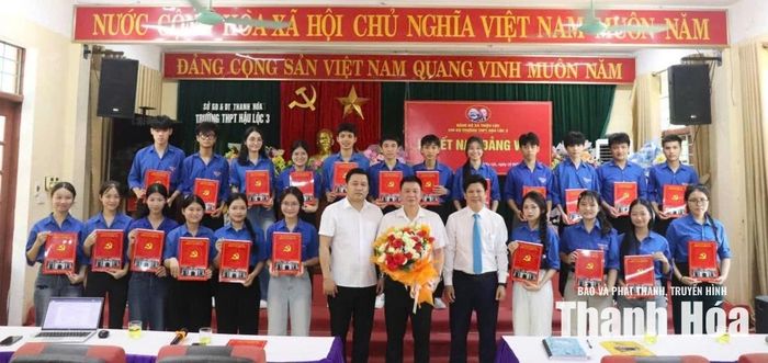 Lễ kết nạp đảng viên mới tại Chi bộ Trường THPT Hậu Lộc 3, xã Triệu Lộc.