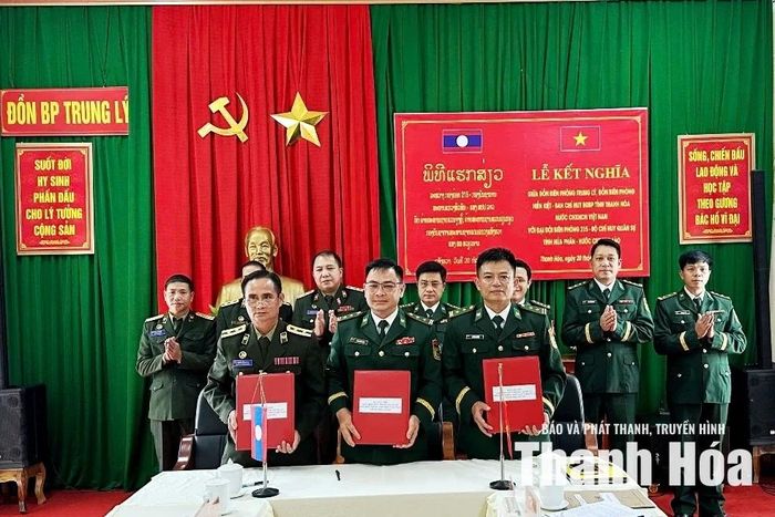 Các bên trao biên bản ghi nhớ.