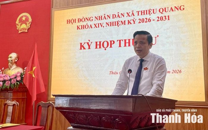 Bí thư Đảng ủy, Chủ tịch HĐND xã Thiệu Quang Hoàng Trọng Cường phát biểu khai mạc kỳ họp.