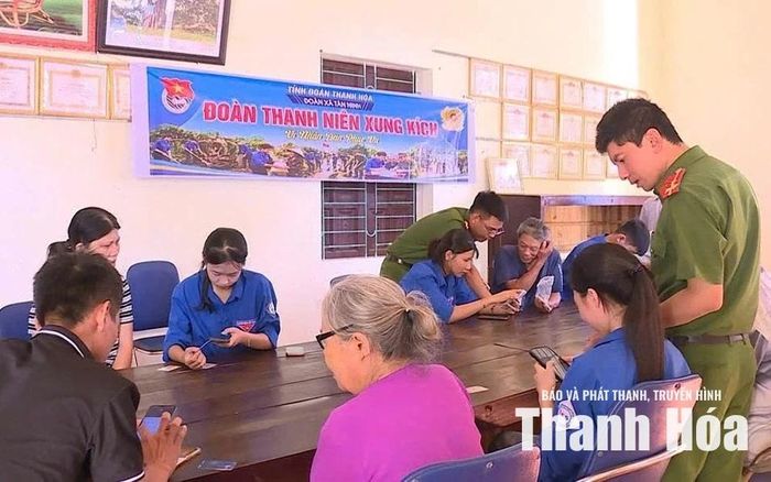 Đoàn viên thanh niên và Công an xã Tân Ninh hướng dẫn người dân sử dụng các tiện ích của ứng dụng VNeID.