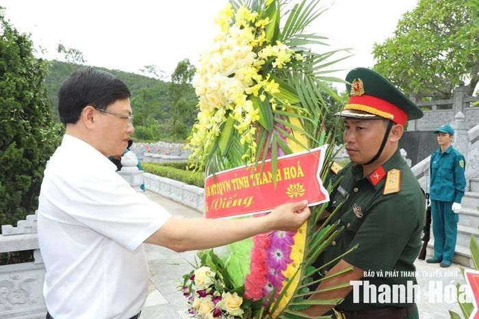 Phó Chủ tịch Thường trực UBND tỉnh Mai Xuân Liêm chỉnh trang lại vòng hoa trước khi viếng các Anh hùng liệt sĩ tại Nghĩa trang liệt sĩ Tĩnh Gia.