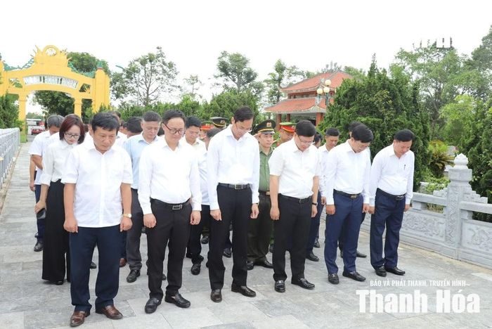 Đoàn tưởng niệm, tri ân các Anh hùng liệt sĩ đang yên nghỉ tại Nghĩa trang liệt sĩ Tĩnh Gia.