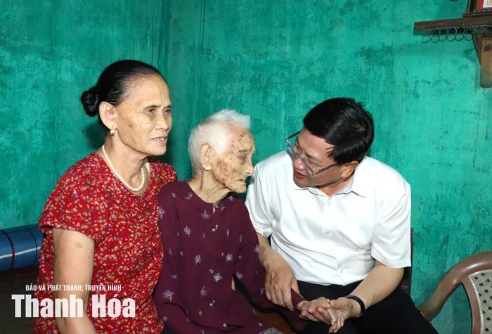 Phó Chủ tịch Thường trực UBND tỉnh Mai Xuân Liêm thăm hỏi bà Lê Thị Thảo ở phường Hải Lĩnh, là mẹ liệt sĩ.