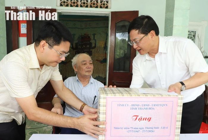 Phó Chủ tịch Thường trực UBND tỉnh Mai Xuân Liêm tặng quà tri ân thương binh Lê Trọng Lịch ở phường Ngọc Sơn.