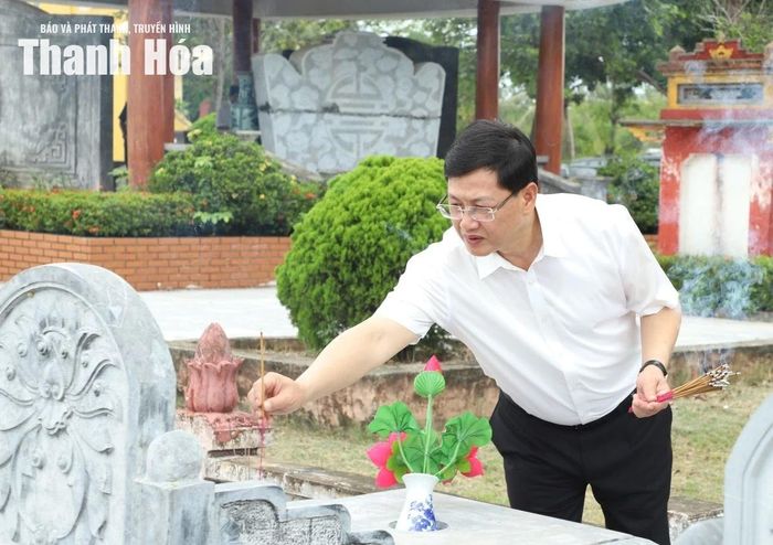 Phó Chủ tịch Thường trực UBND tỉnh Mai Xuân Liêm dâng hương lên từng mộ phần liệt sĩ.