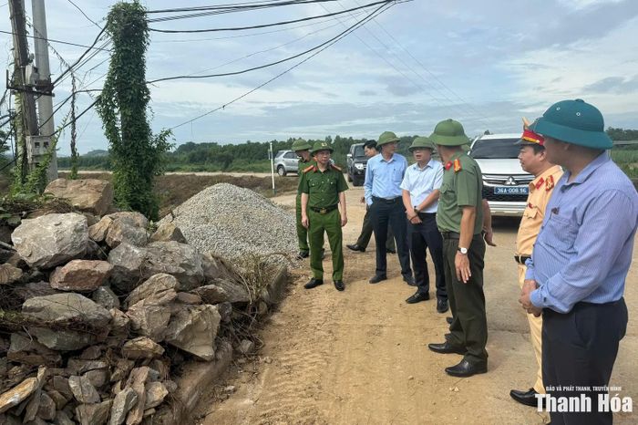 Đoàn công tác kiểm tra việc chuẩn bị vật tư phục vụ trọng điểm đê xung yếu tại thôn Ngọc Bồ, xã Kim Tân.