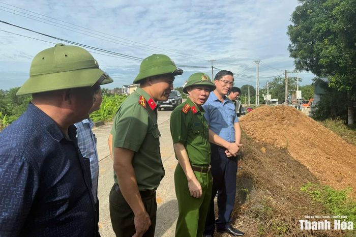 Đoàn công tác kiểm tra việc chuẩn bị đất, đá dự trữ phục vụ công tác xử lý giờ đầu sự cố đê điều tại xã Thạch Bình.