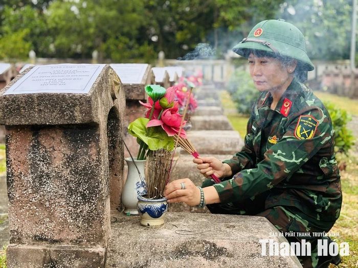 Nén nhang thơm thay lời thành kính tri ân công lao, đóng góp của các anh hùng liệt sĩ.