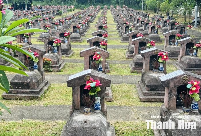 Những ngôi mộ cần được lấy mẫu sinh phẩm hài cốt liệt sĩ trong Nghĩa trang liệt sĩ Triệu Sơn (xã Triệu Sơn) đều được đánh số mộ, ghi thông tin mã định danh, số khu, lô, hàng.