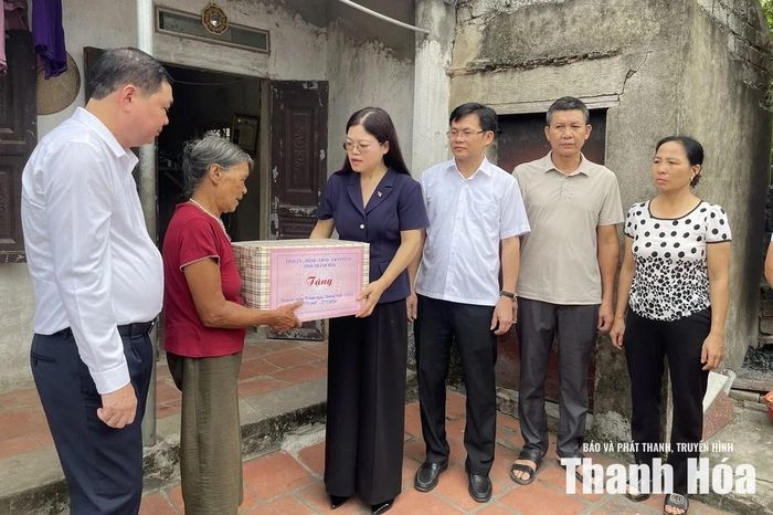 Đoàn thăm hỏi, tặng quà cho bà Phạm Thị Giàng.
