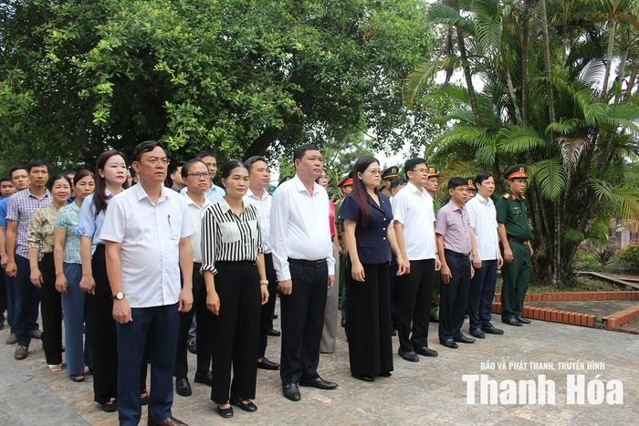 Phó Trưởng Đoàn ĐBQH tỉnh Lương Thị Hoa cùng các thành viên trong đoàn dâng hoa, dâng hương, tưởng niệm các Anh hùng, liệt sĩ tại Nghĩa trang Liệt sĩ xã Hà Trung.
