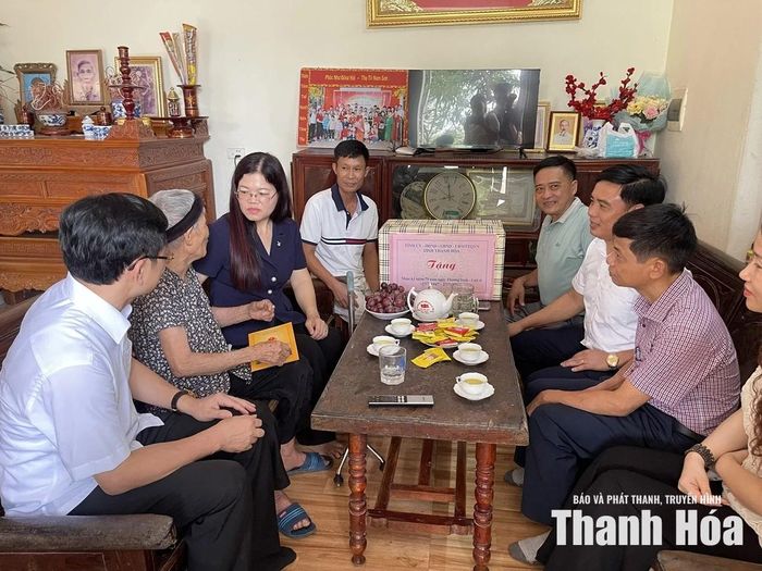 Đoàn thăm hỏi, tặng quà cho Mẹ VNAH Mai Thị Nhang.
