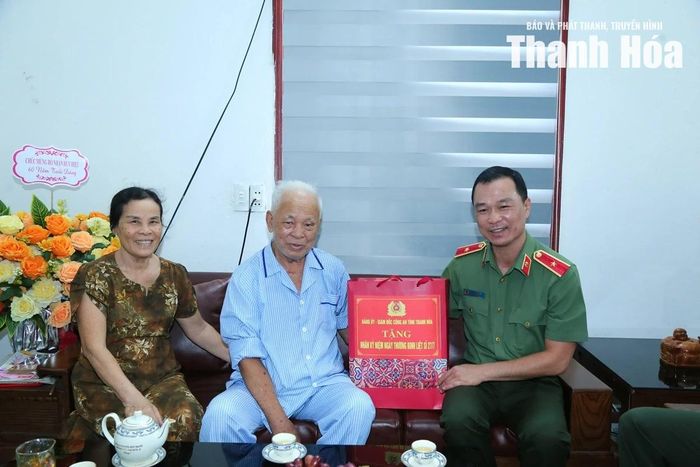 Giám đốc Công an tỉnh Tô Anh Dũng thăm, tặng quà cho Đại tá Lê Xuân Sinh, Anh hùng lực lượng vũ trang Nhân dân, nguyên Chỉ huy trưởng Ban Chỉ huy Quân sự TP Thanh Hóa (cũ).