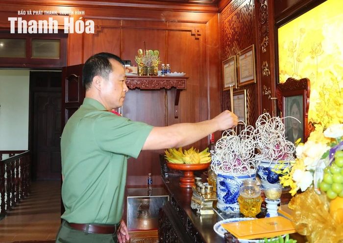 Giám đốc Công an tỉnh Tô Anh Dũng dâng hương tưởng nhớ cố Đại tá Tống Xuân Nhuận, Anh hùng lực lượng vũ trang Nhân dân, nguyên Giám đốc Công an tỉnh Thanh Hóa.