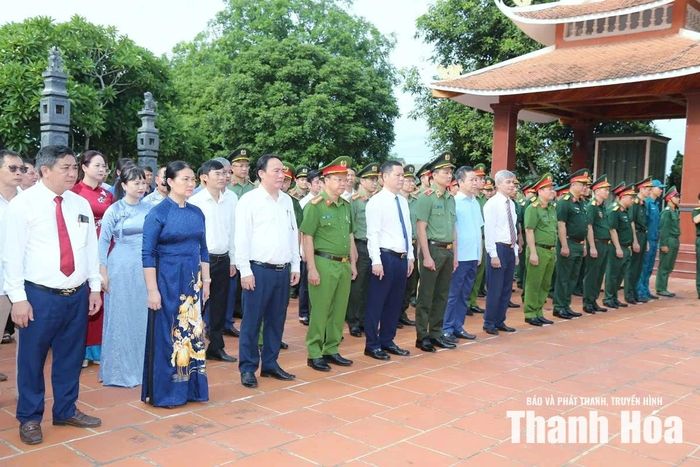 Giám đốc Công an tỉnh Tô Anh Dũng cùng các thành viên trong đoàn công tác dâng hoa, dâng hương tại Nghĩa trang liệt sĩ Triệu Sơn.