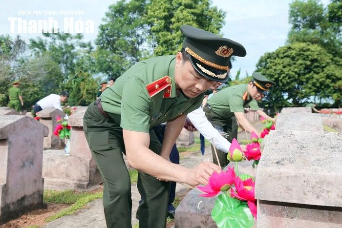 Giám đốc Công an tỉnh Tô Anh Dũng thắp hương lên từng phần mộ liệt sĩ.