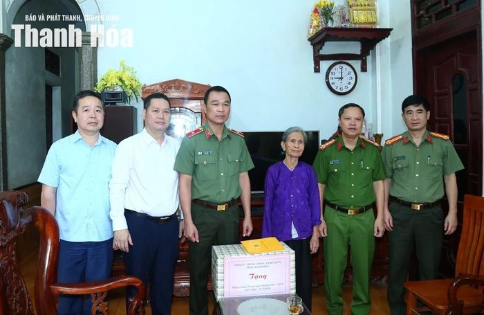 Giám đốc Công an tỉnh Tô Anh Dũng thăm, tặng quà cho bà Lê Thị Đam là vợ liệt sĩ ở xã Triệu Sơn.