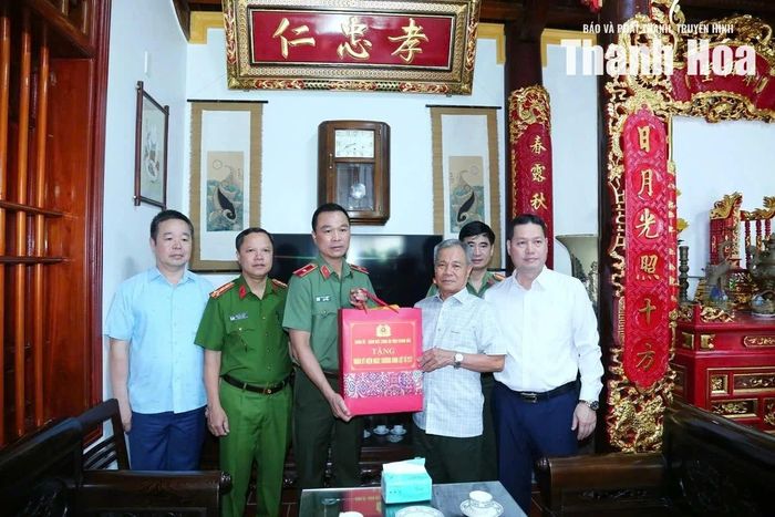 Giám đốc Công an tỉnh Tô Anh Dũng thăm, tặng quà cho thương binh Nguyễn Hữu Minh.