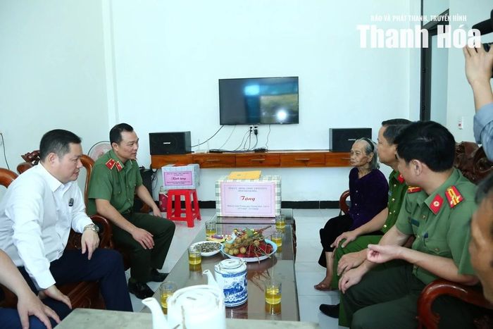 Giám đốc Công an tỉnh Tô Anh Dũng thăm, tặng quà cho bà Lê Thị Hội, là vợ liệt sĩ, ở xã Triệu Sơn