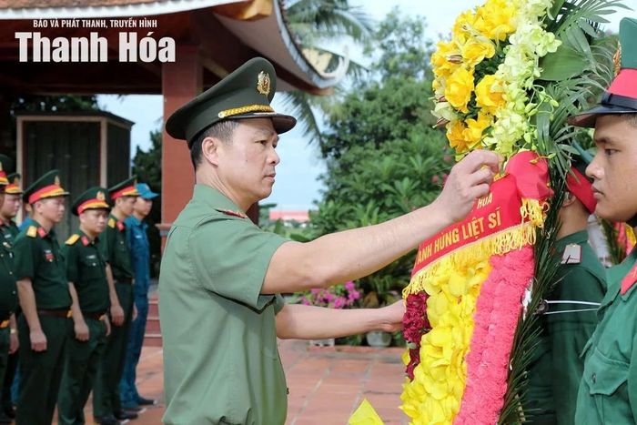 Giám đốc Công an tỉnh Tô Anh Dũng cùng các thành viên trong đoàn dâng hoa tại Nghĩa trang liệt sĩ Triệu Sơn.