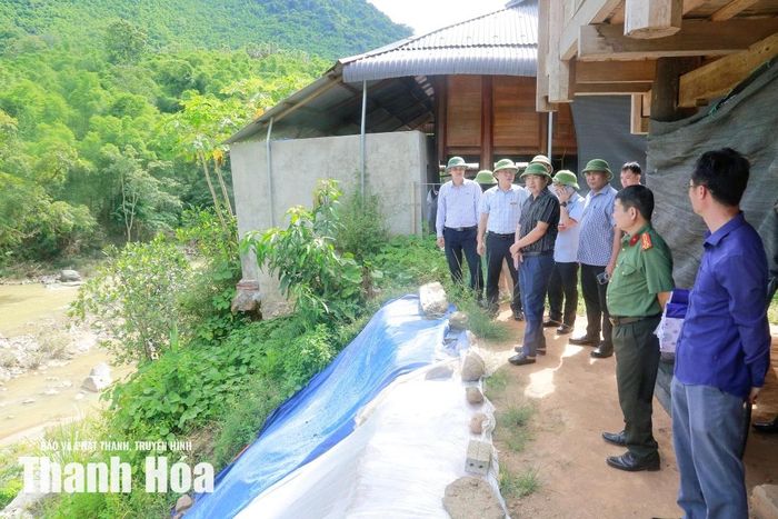 Đoàn công tác đã kiểm tra thực tế khu dân cư thôn Pha Phanh, xã Thiên Phủ.