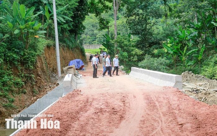Đoàn công tác kiểm tra thực tế công trình cầu bản Bút Xuân, xã Nam Xuân.