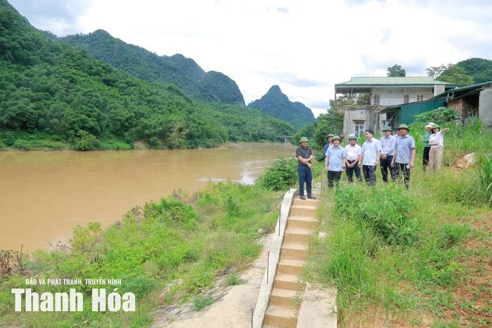 Đoàn công tác kiểm tra công trình kè chống sạt lở bờ tả sông Mã, xã Hồi Xuân.