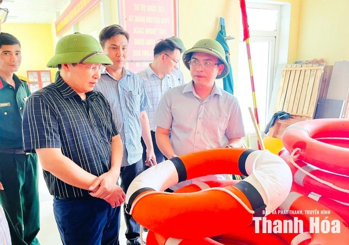 Đoàn công tác đã kiểm tra kho vật tư dự trữ phòng, chống thiên tai xã Thiên Phủ.