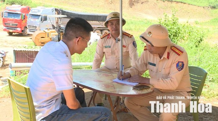 Tổ công tác của Đội CSGT số 3, Phòng CSGT, Công an tỉnh Thanh Hóa làm việc với đại diện Dự án Cụm công nghiệp Cẩm Sơn.