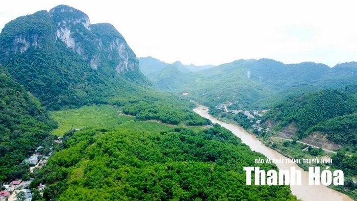 Một vùng đất khi bừng sáng dưới nắng ban mai, lúc lại lẩn khuất giữa biển mây bồng bềnh mờ ảo.