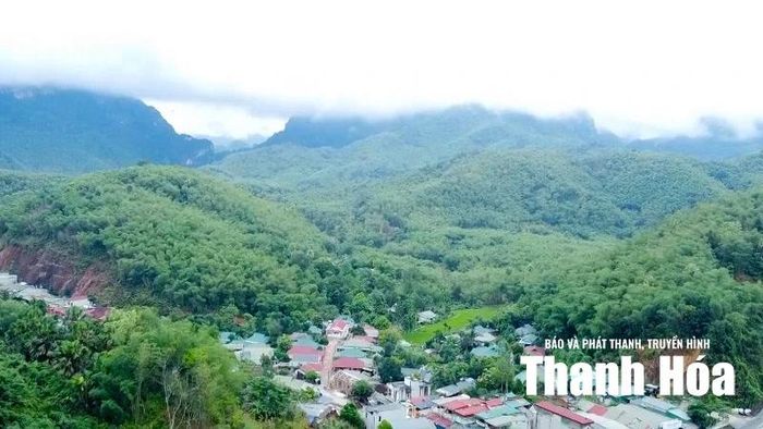 Trước vóc dáng kỳ vĩ của tự nhiên, vạn vật trần gian thật nhỏ bé... nhưng sức sống lại bền bỉ và mãnh liệt đến vô cùng.