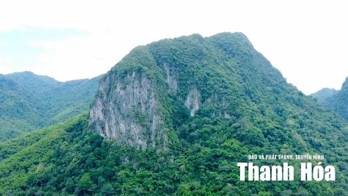 Dáng núi là sự vững chãi của thời gian...